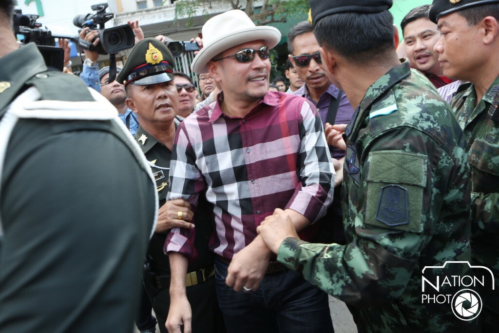 ภาพชุด  ทหารคุมตัว! "ตู่-เต้น" ขณะไปอุทยานราชภักดิ์