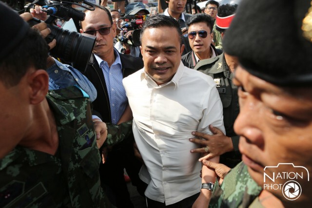 ภาพชุด  ทหารคุมตัว! "ตู่-เต้น" ขณะไปอุทยานราชภักดิ์