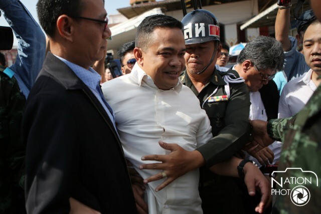 ภาพชุด  ทหารคุมตัว! "ตู่-เต้น" ขณะไปอุทยานราชภักดิ์