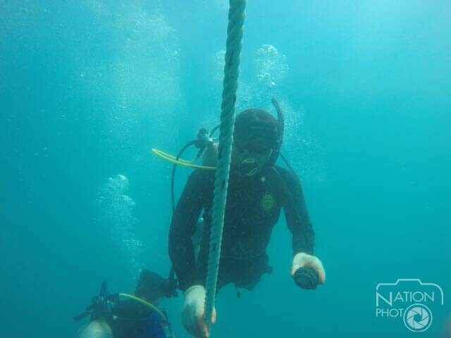 จิตอาสา 50 คน ดำน้ำเก็บกู้เศษซากอวนที่ปกคลุมเรือเภตราใต้ทะเล