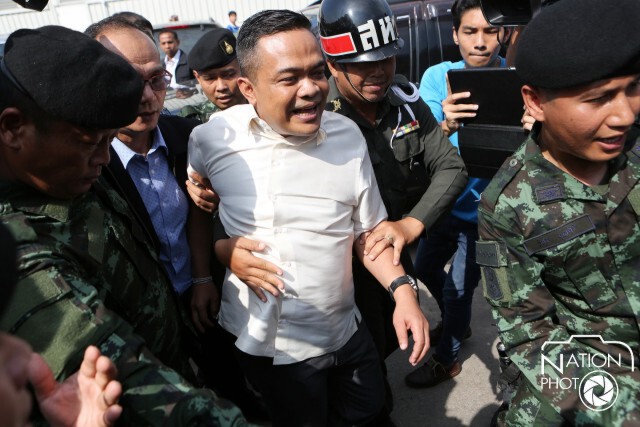 ภาพชุด  ทหารคุมตัว! "ตู่-เต้น" ขณะไปอุทยานราชภักดิ์