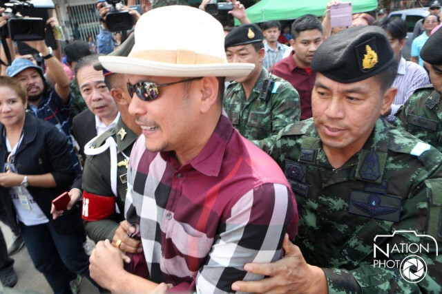 คลิป ทหารคุมตัว “ณัฐวุฒิ-จตุพร” ขึ้นรถตู้ ยังไม่รู้จุดหมาย
