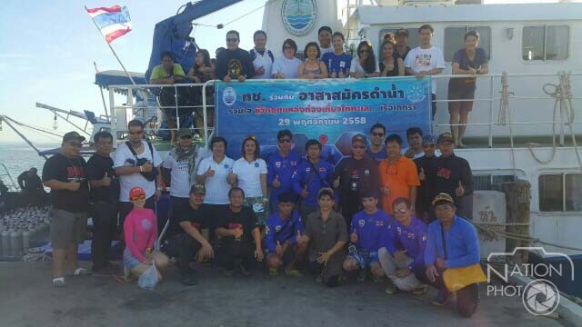 จิตอาสา 50 คน ดำน้ำเก็บกู้เศษซากอวนที่ปกคลุมเรือเภตราใต้ทะเล