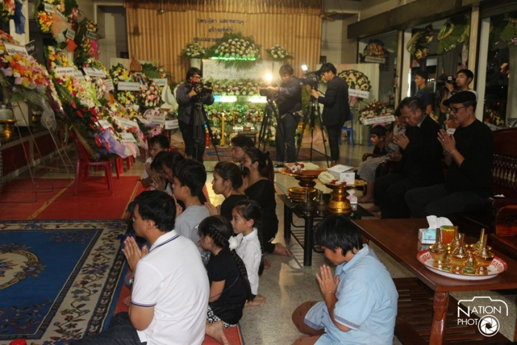 ศิลปินตลกร่วมพิธีสวดอภิธรรมศพ"สีหนุ่ม เชิญยิ้ม"