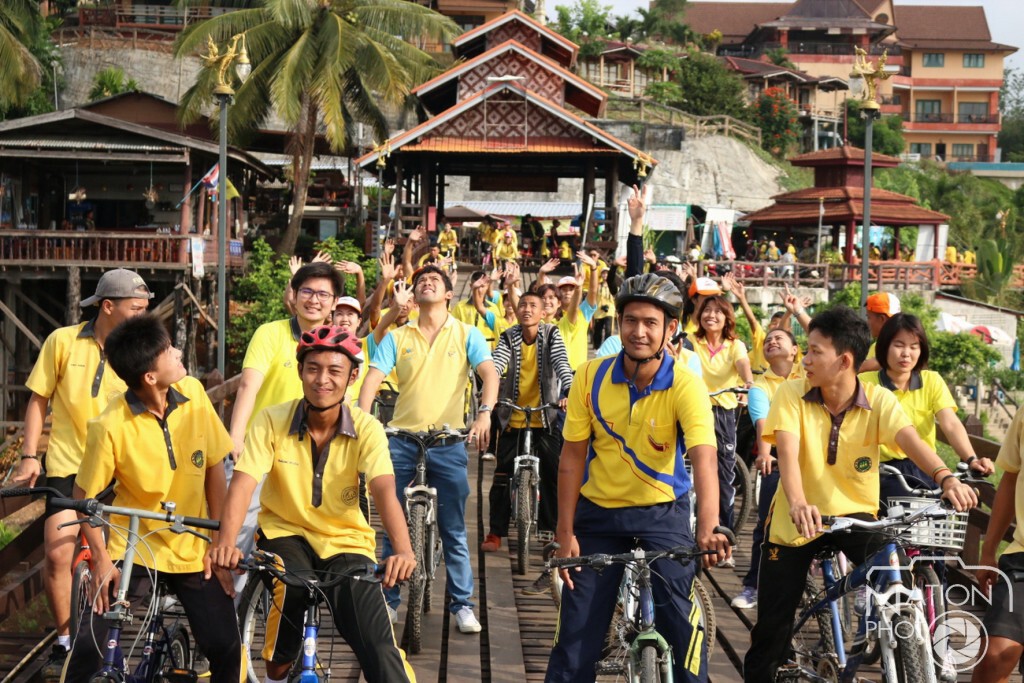 ผอ.โรงเรียนอุดมสิทธิศึกษา นำศิษย์ ทั้งไทย มอญ กะเหรี่ยง ปั่นเพื่อพ่อ ผอ.โรงเรียนอุดมสิทธิศึกษา นำศิษย์ ทั้งไทย มอญ กะเหรี่ยง ปั่นเพื่อพ่อ