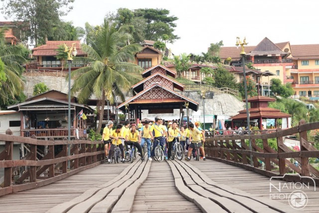 ผอ.โรงเรียนอุดมสิทธิศึกษา นำศิษย์ ทั้งไทย มอญ กะเหรี่ยง ปั่นเพื่อพ่อ