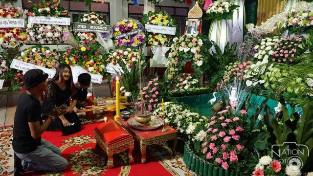 "เหล่าศิลปิน"ร่วมงานสวดพระอภิธรรม"สีหนุ่ม"อย่างคับคั่ง! เป็นคืนที่สอง