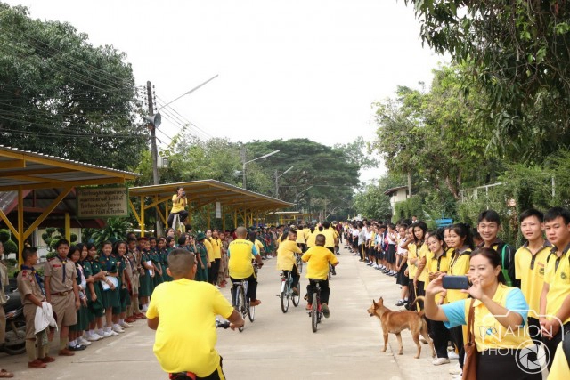 ผอ.โรงเรียนอุดมสิทธิศึกษา นำศิษย์ ทั้งไทย มอญ กะเหรี่ยง ปั่นเพื่อพ่อ