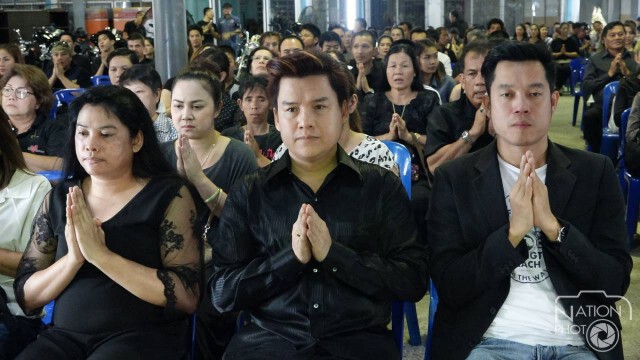 "เหล่าศิลปิน"ร่วมงานสวดพระอภิธรรม"สีหนุ่ม"อย่างคับคั่ง! เป็นคืนที่สอง
