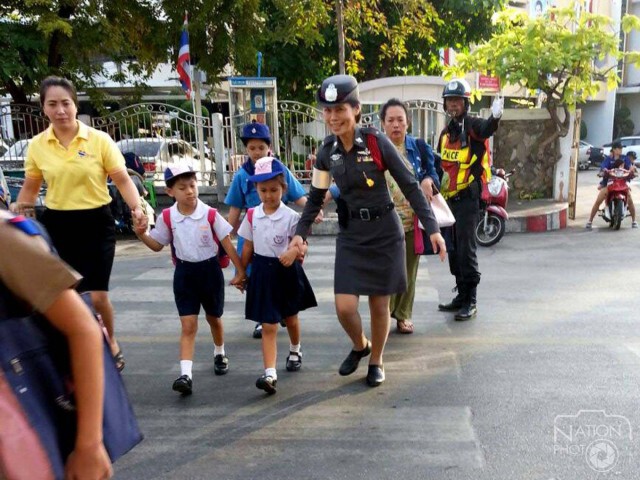 "ชื่นชม"หมวดหญิงจร.มหาชัย ช่วยแก้รถติดโรงเรียน