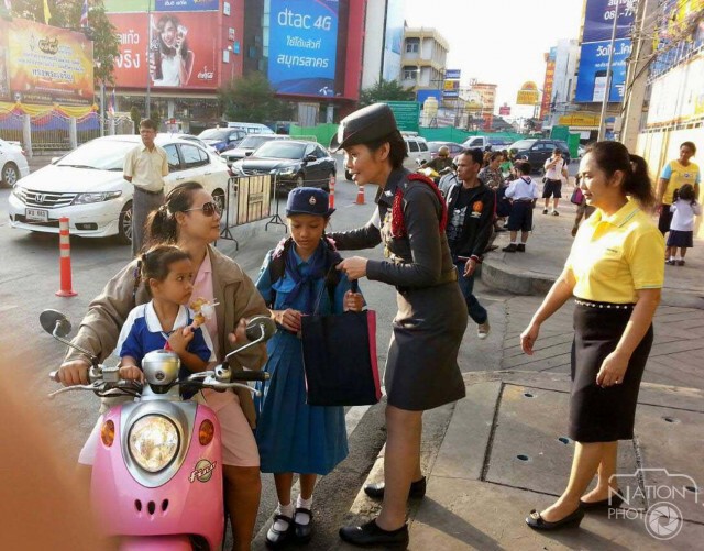 "ชื่นชม"หมวดหญิงจร.มหาชัย ช่วยแก้รถติดโรงเรียน
