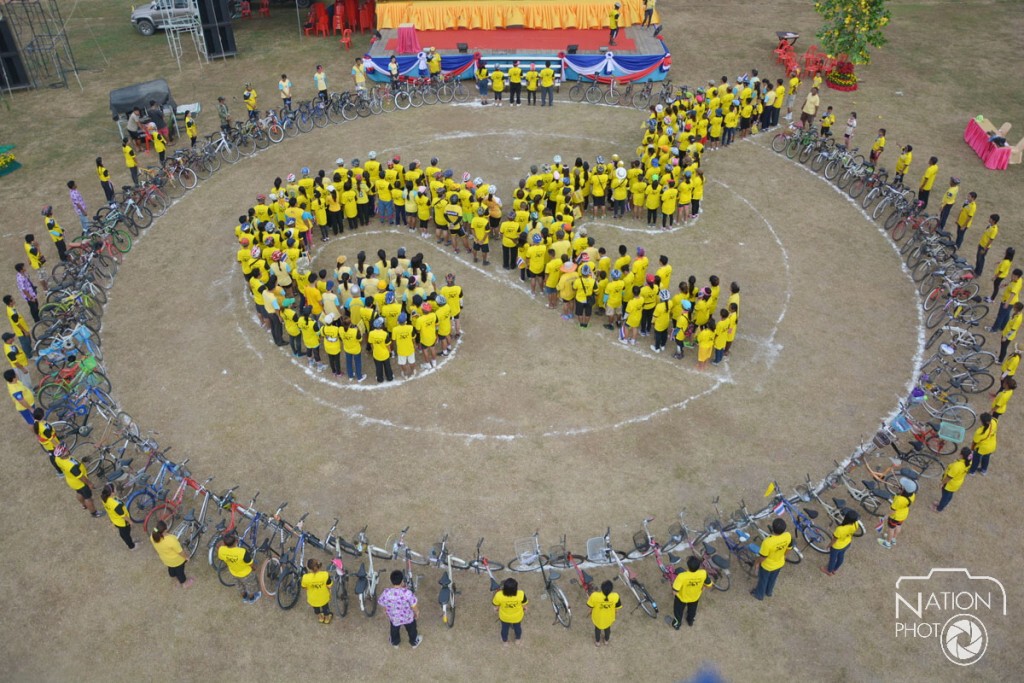 ขบวนรถจักรยานเทศบาลพระแท่นร่วมแปรอักษรเลข ๙ หลังปั่นเทิดพระเกียรติ ขบวนรถจักรยานเทศบาลพระแท่นร่วมแปรอักษรเลข ๙ หลังปั่นเทิดพระเกียรติ