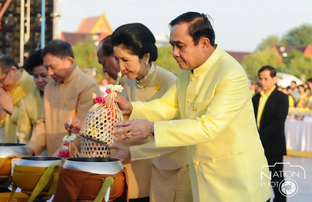 นายกฯ นำคณะทำบุญตักบาตร ถวายเป็นพระราชกุศล 5 ธันวา มหาราช นายกฯ นำคณะทำบุญตักบาตร ถวายเป็นพระราชกุศล 5 ธันวา มหาราช