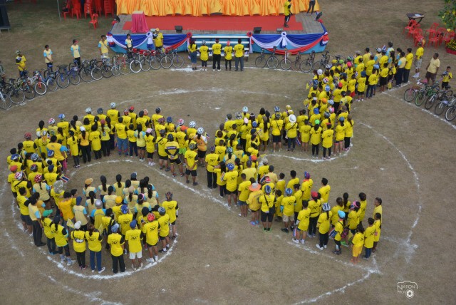 ขบวนรถจักรยานเทศบาลพระแท่นร่วมแปรอักษรเลข ๙ หลังปั่นเทิดพระเกียรติ