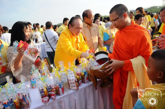 นายกฯ นำคณะทำบุญตักบาตร ถวายเป็นพระราชกุศล 5 ธันวา มหาราช