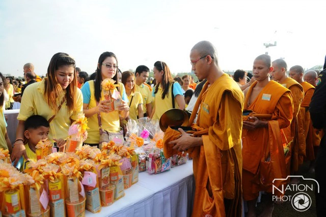 นายกฯ นำคณะทำบุญตักบาตร ถวายเป็นพระราชกุศล 5 ธันวา มหาราช