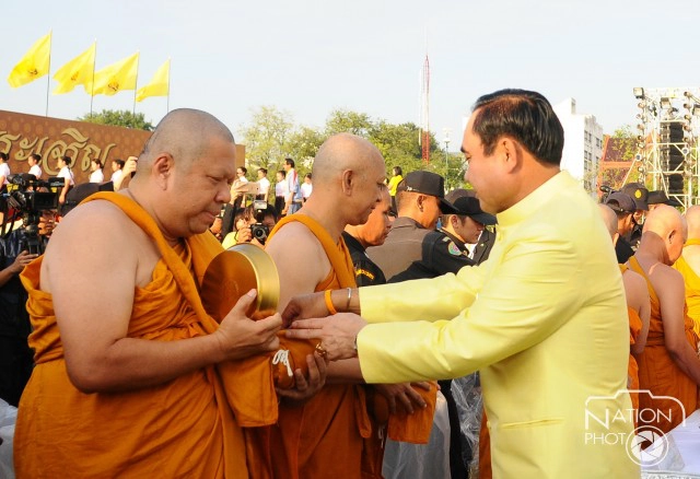 นายกฯ นำคณะทำบุญตักบาตร ถวายเป็นพระราชกุศล 5 ธันวา มหาราช