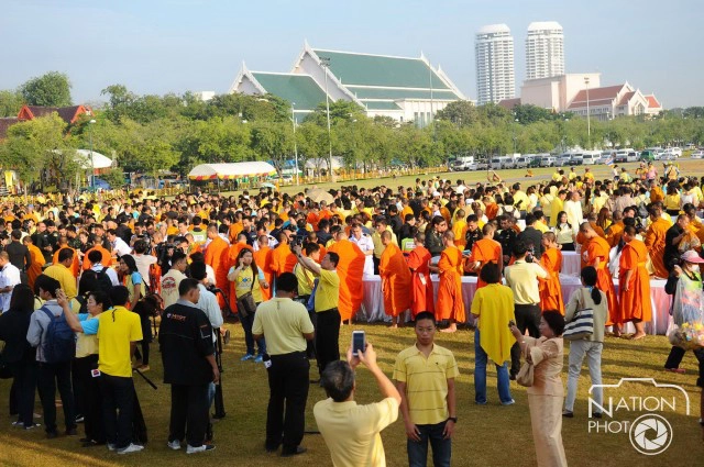 นายกฯ นำคณะทำบุญตักบาตร ถวายเป็นพระราชกุศล 5 ธันวา มหาราช