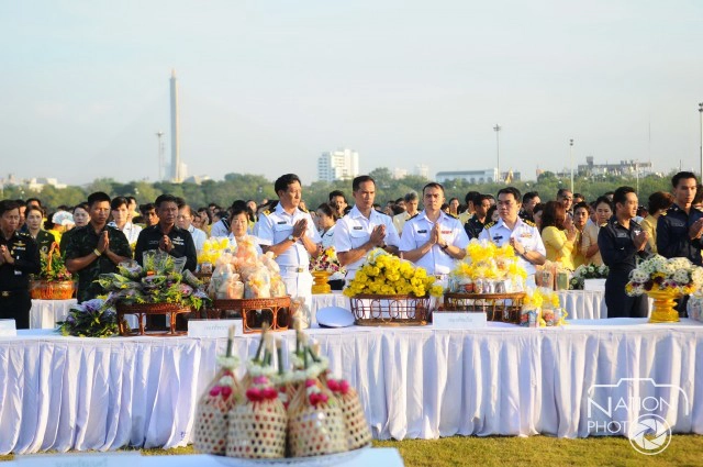 นายกฯ นำคณะทำบุญตักบาตร ถวายเป็นพระราชกุศล 5 ธันวา มหาราช