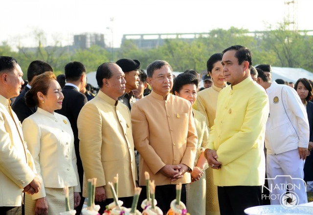 นายกฯ นำคณะทำบุญตักบาตร ถวายเป็นพระราชกุศล 5 ธันวา มหาราช