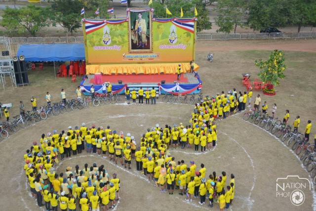 ขบวนรถจักรยานเทศบาลพระแท่นร่วมแปรอักษรเลข ๙ หลังปั่นเทิดพระเกียรติ