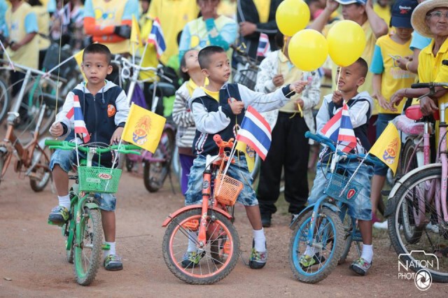 ชาวสวรรคโลก ร่วมกิจกรรม "ปั่นเพื่อพ่อ"