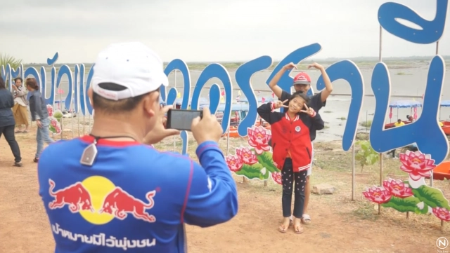 วันหยุดยาวนักท่องเที่ยว แห่ชมความงามทะเลบัวแดง