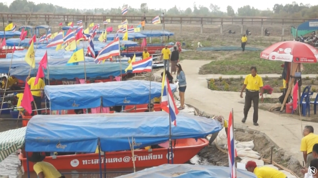 วันหยุดยาวนักท่องเที่ยว แห่ชมความงามทะเลบัวแดง