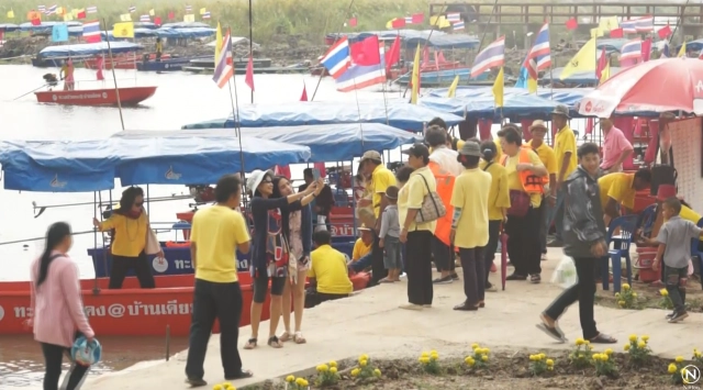 วันหยุดยาวนักท่องเที่ยว แห่ชมความงามทะเลบัวแดง