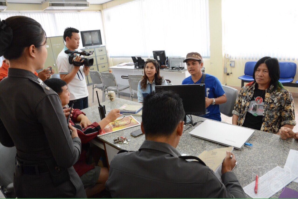 อาจารย์ไข่ โร่แจ้งความ! ถูกหนุ่มชะอำปลอมตั๋วคอนเสิร์ตขายหน้างาน อาจารย์ไข่ โร่แจ้งความ! ถูกหนุ่มชะอำปลอมตั๋วคอนเสิร์ตขายหน้างาน