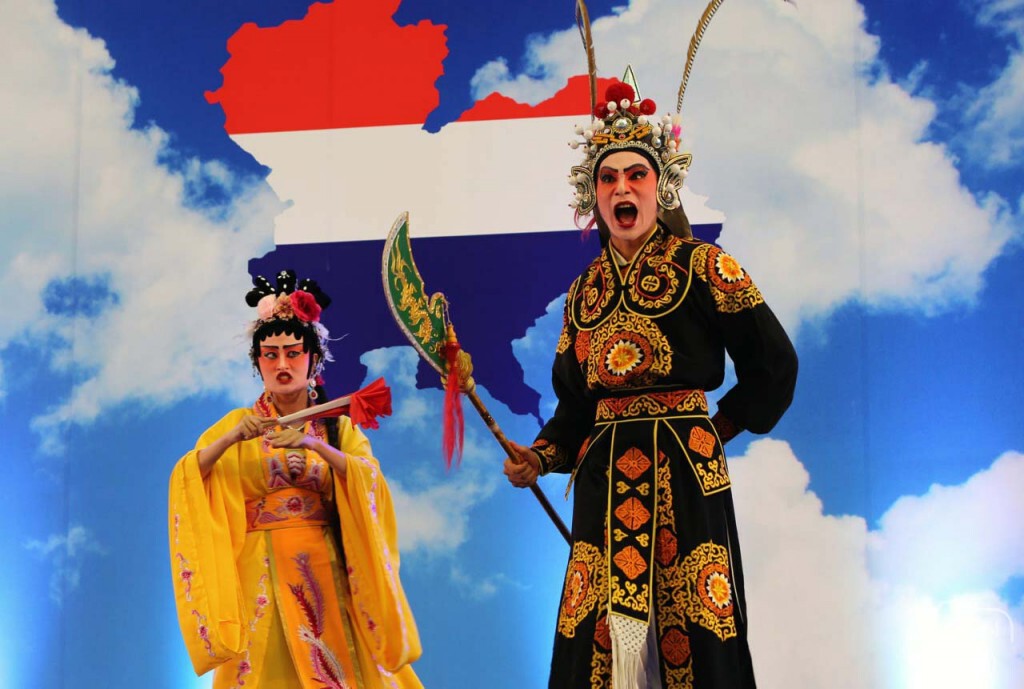 การแสดง"งิ้ว"ธรรมศาสตร์ ต้านคอร์รัปชัน การแสดง"งิ้ว"ธรรมศาสตร์ ต้านคอร์รัปชัน