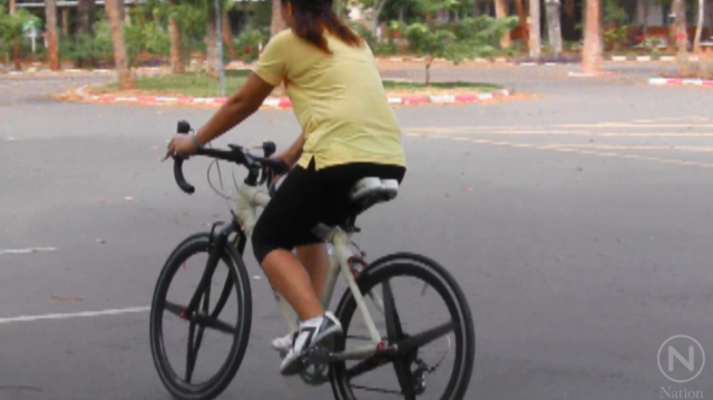 นักวิจัย มข.สร้างจักรยานจากผ้าไหม คันแรกของโลก เตรียมปั่นเพื่อพ่อ