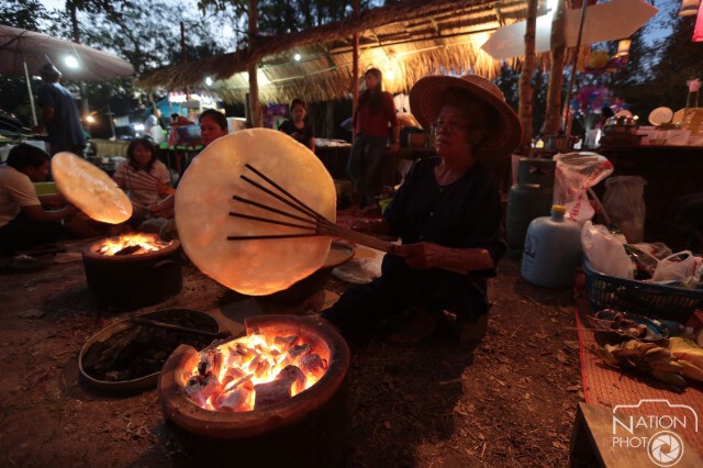 ย้อนอดีตศรีสัชนาลัย นุ่งผ้าไทย ใส่เงิน ทองลายโบราณ