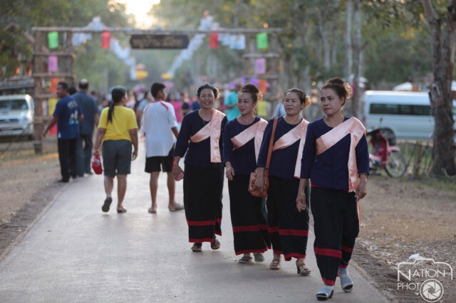 ย้อนอดีตศรีสัชนาลัย นุ่งผ้าไทย ใส่เงิน ทองลายโบราณ