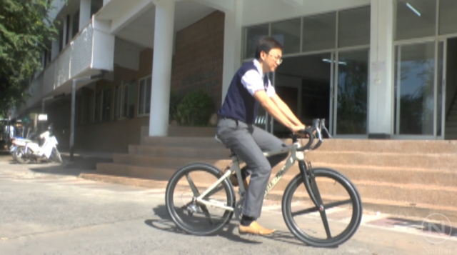 นักวิจัย มข.สร้างจักรยานจากผ้าไหม คันแรกของโลก เตรียมปั่นเพื่อพ่อ