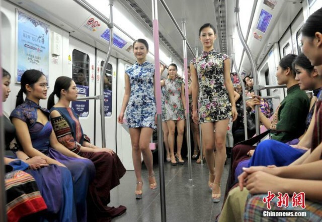 นศ.จีนนัดใส่ชุด"กี่เพ้า"เดินแคทวอล์กบนรถไฟฟ้า