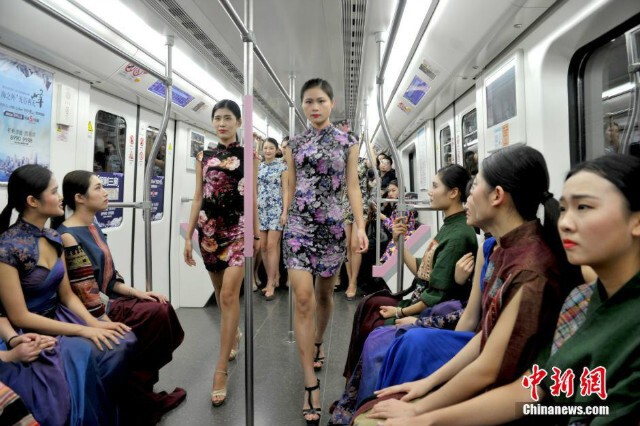 นศ.จีนนัดใส่ชุด"กี่เพ้า"เดินแคทวอล์กบนรถไฟฟ้า
