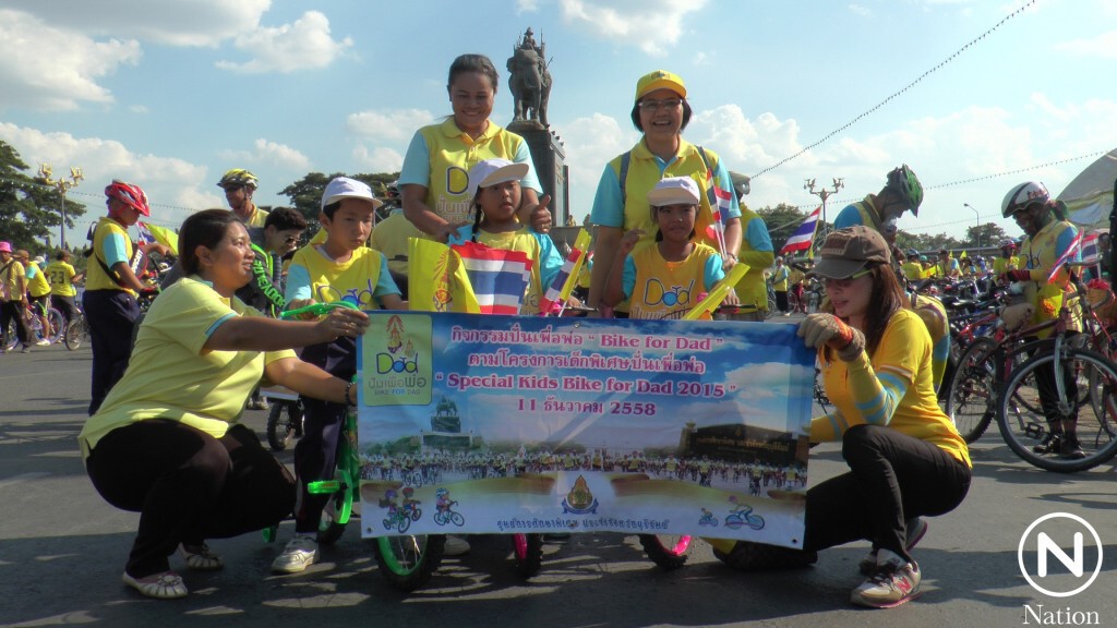 เด็กออทิสติก-ประชาชนกว่าหมื่นคน ใน จ.บุรีรัมย์ พร้อมใจสวมเสื้อเหลืองปั่นถวายพ่อหลวง