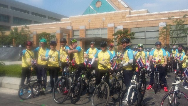 ทูตต่างชาติในไทย 24 ชาติร่วมกิจกรรม "ปั่นเพื่อพ่อ"