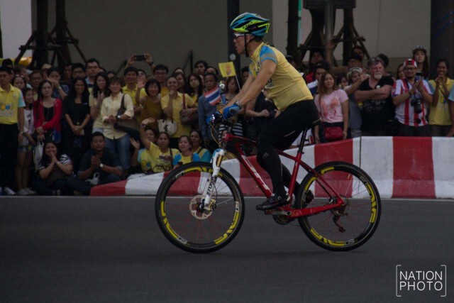 ภาพชุด สมเด็จพระบรมฯ ทรงนำขบวนปั่นจักรยาน "ปั่นเพื่อพ่อ"