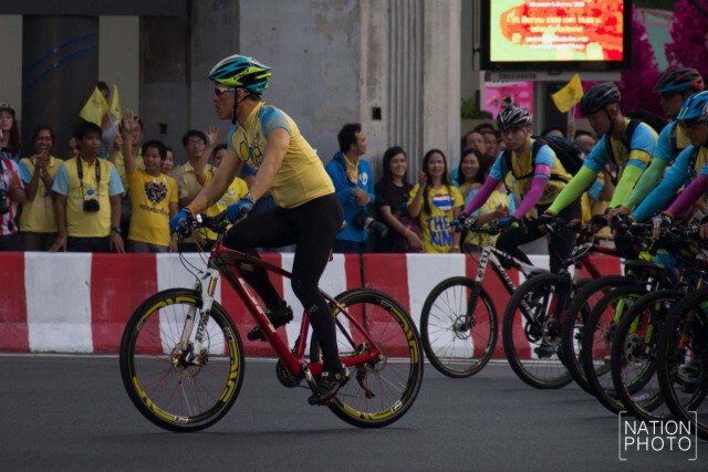 ภาพชุด สมเด็จพระบรมฯ ทรงนำขบวนปั่นจักรยาน "ปั่นเพื่อพ่อ"