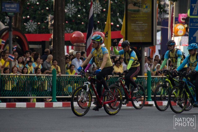 ภาพชุด สมเด็จพระบรมฯ ทรงนำขบวนปั่นจักรยาน "ปั่นเพื่อพ่อ"