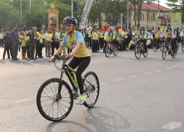 พระองค์เจ้าพัชรกิติยาภา พร้อมด้วย พระองค์เจ้าสิริวัณณวรีนารีรัตน์ ทรงนำขบวน  "ปั่นเพื่อพ่อ"