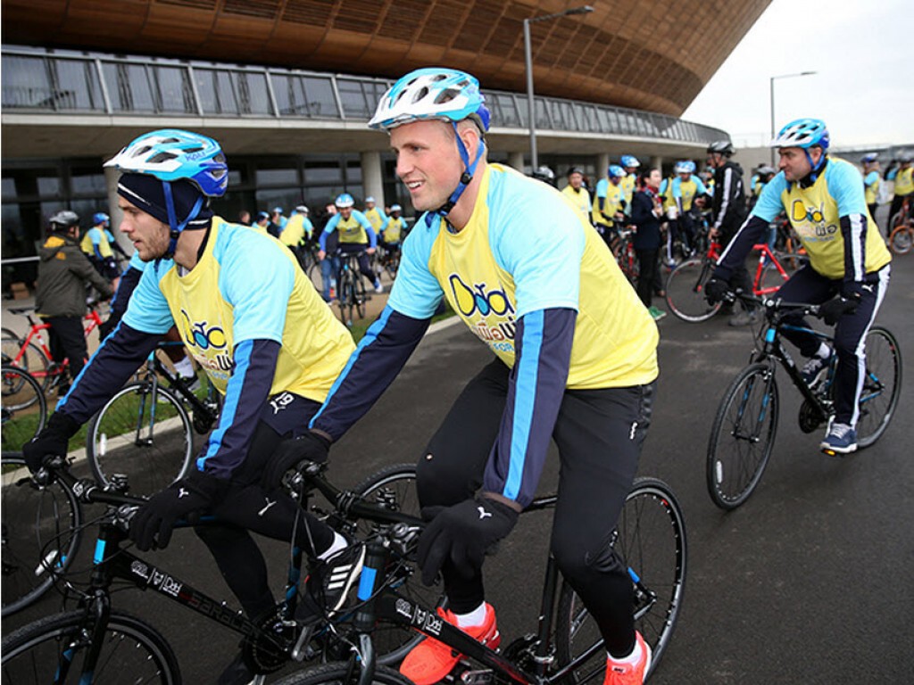 ชมภาพชุด"จิ้งจอกสยาม" เลสเตอร์ ซิตี้ ร่วมกิจกรรมปั่นเพื่อพ่อ "BIKE FOR DAD" ที่ลอนดอน