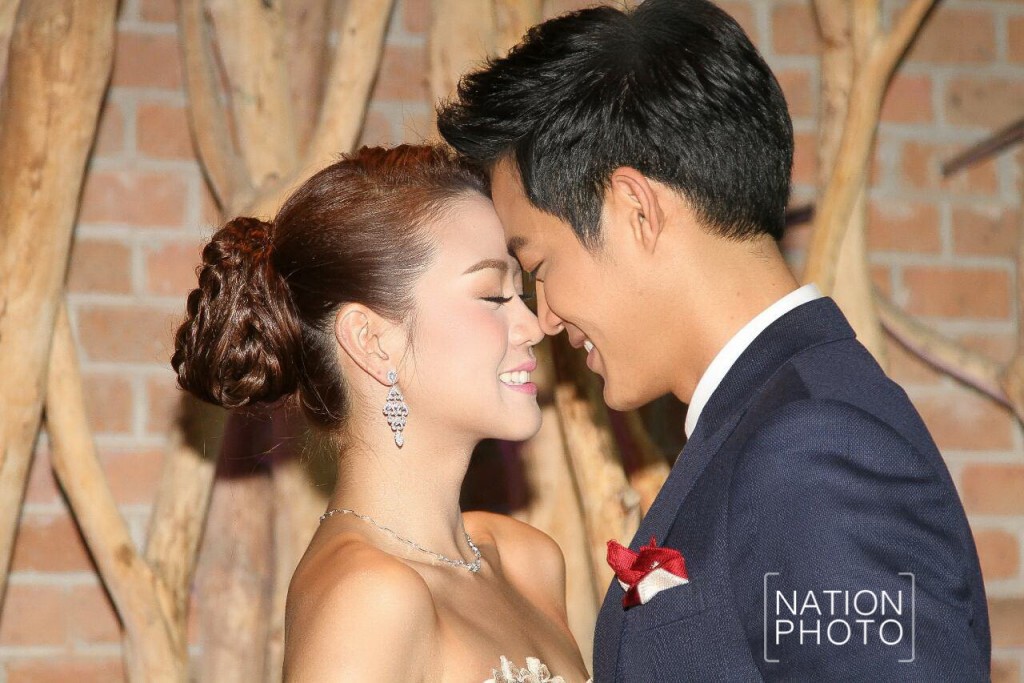 นักร้องหนุ่มเสน่ห์ล้ำ"ตู่ ภพธร  กับนุช นุชนันทน์" ให้สัมภาษณ์ในงานฉลองมงคลสมรส