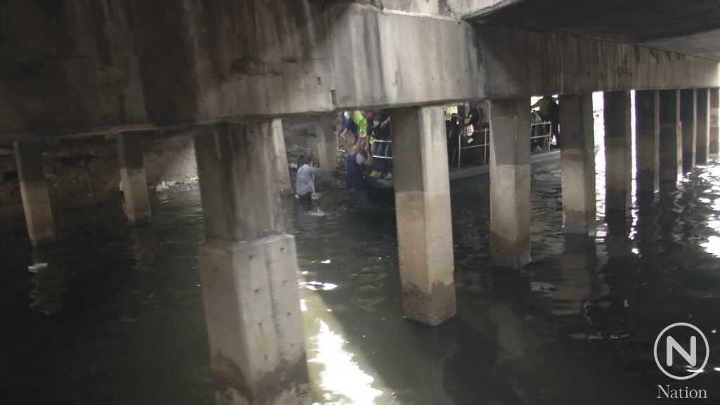 เรือสื่อมวลชนเกิดอุบัติเหตุ ช่างภาพตกน้ำ ขณะตามคณะกทม. ตรวจเขื่อนริมคลองลาดพร้าว เรือสื่อมวลชนเกิดอุบัติเหตุ ช่างภาพตกน้ำ ขณะตามคณะกทม. ตรวจเขื่อนริมคลองลาดพร้าว