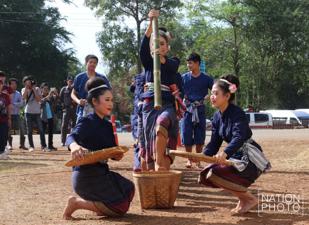 ตระการตา! วัฒนธรรมอีสานท้องถิ่นในกิจกรรม "จิม ทอมป์สัน ฟาร์มทัวร์ 2558  มังมูน บุญข้าว"