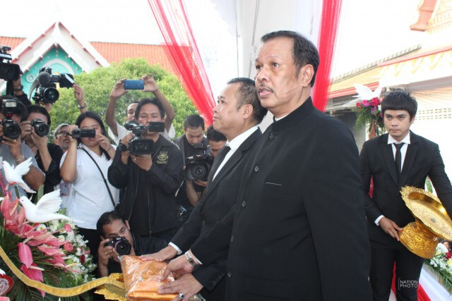 เหล่าศิลปินดาราร่วมพิธีพระราชทานเพลิงศพ“สีหนุ่ม เชิญยิ้ม”