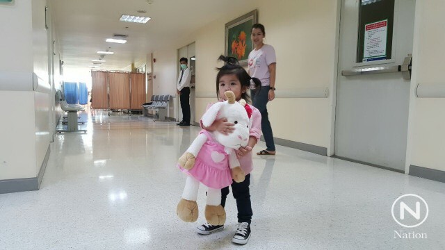 พระองค์โสมฯ ประทานดอกไม้เยี่ยม "ปอ ทฤษฎี" พร้อมตุ๊กตารูปแพะสีชมพูมอบให้ "น้องมะลิ"