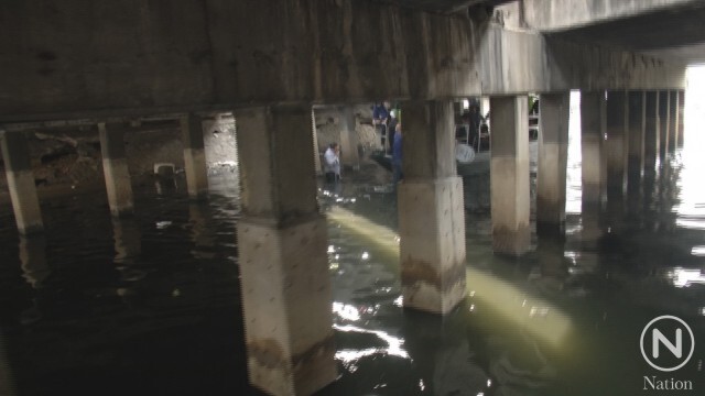 เรือสื่อมวลชนเกิดอุบัติเหตุ ช่างภาพตกน้ำ ขณะตามคณะกทม. ตรวจเขื่อนริมคลองลาดพร้าว
